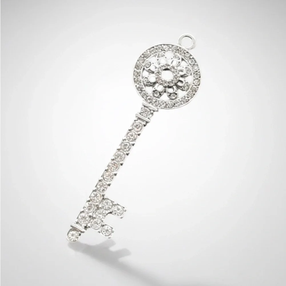 Elegant Silver Key Pendant - Picture 1 of 1